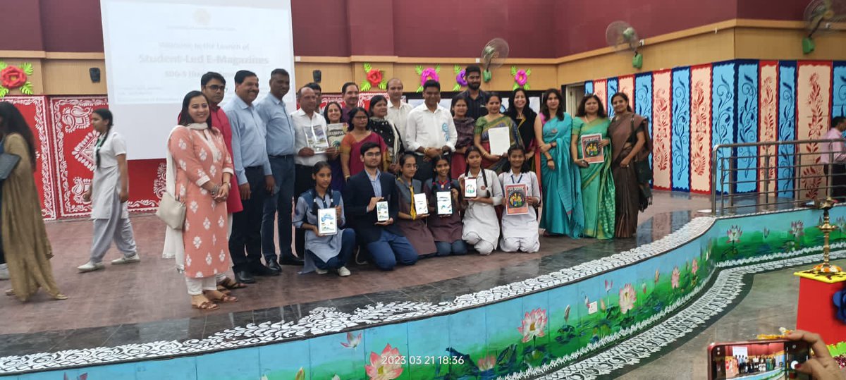 GSKVMohanGarden's tweet photo. Stupendous achievement by our girls for student led E magazine. Our school got ‘certificate of excellence’ .Special thanks to our respected and beloved director sir for such a warm heartily interaction with students @Dir_Education @gupta_iitdelhi @PbpandeyB @PawanDahiyaMT https://t.co/mP3lyWLheH