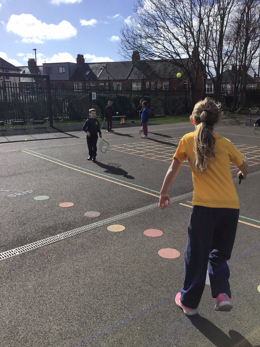 RuncieOf's tweet photo. Year 4 are enjoying a lovely tennis lesson in the sunshine βοΈ #ARFSPE https://t.co/jqORxkzBu0