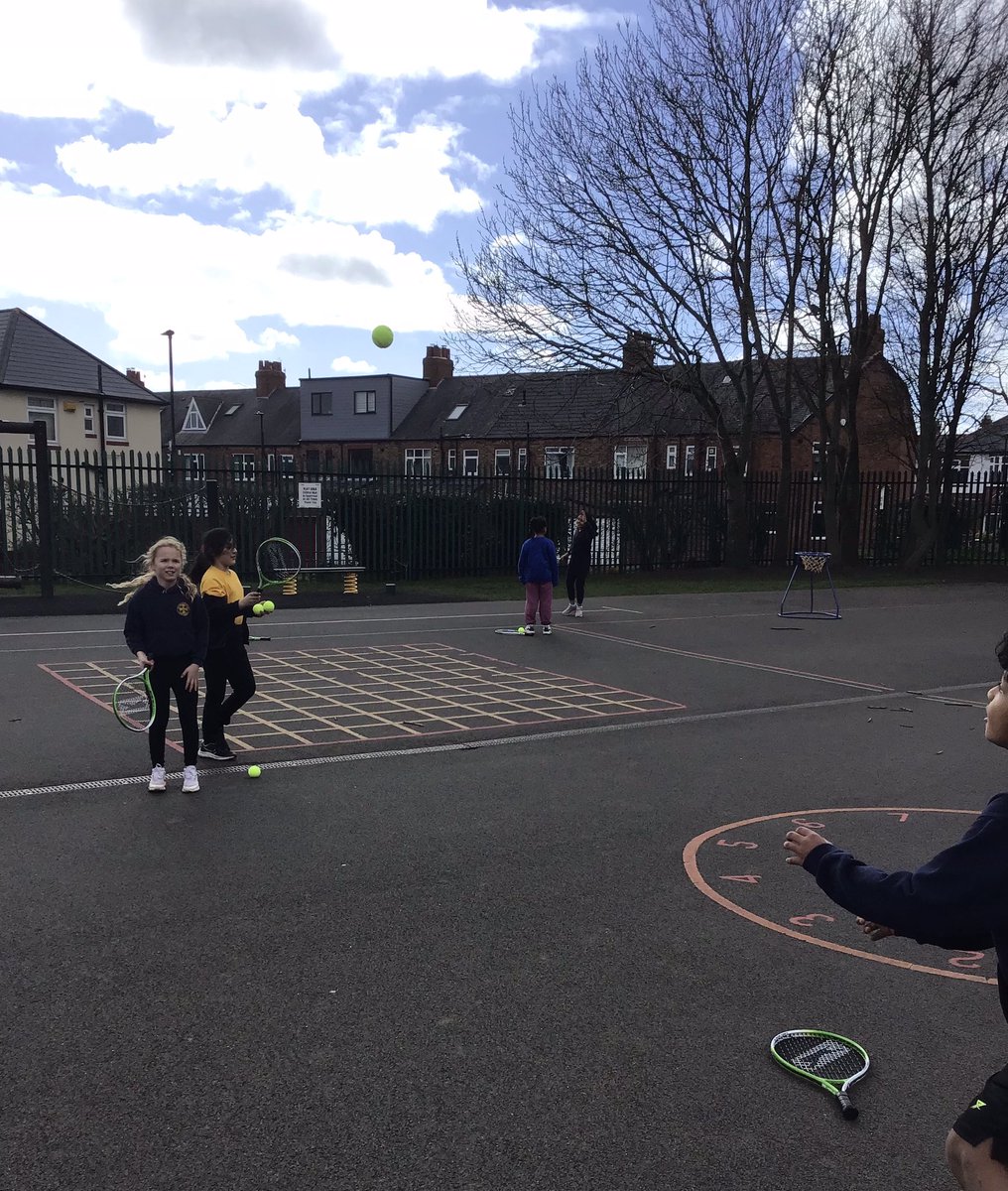 RuncieOf's tweet photo. Year 4 are enjoying a lovely tennis lesson in the sunshine βοΈ #ARFSPE https://t.co/jqORxkzBu0