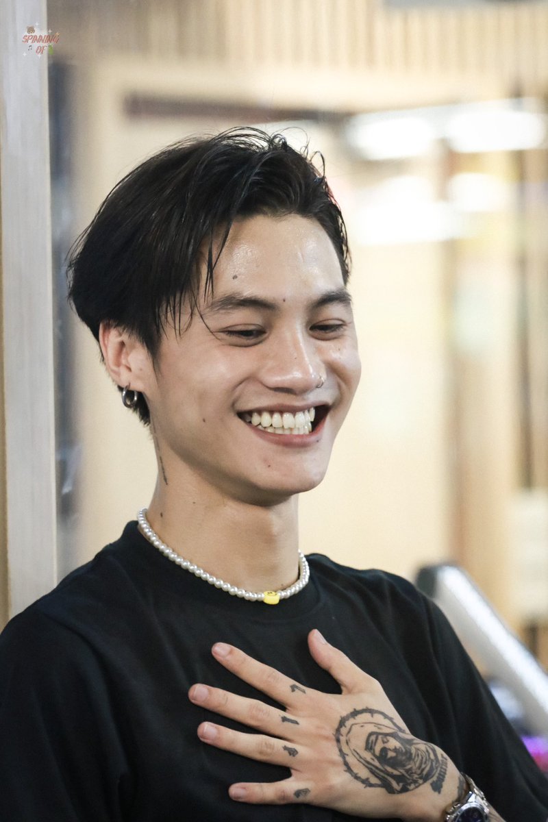 bb_binn's tweet photo. ดีใจมากที่ได้เห็นรอยยิ้มที่สดใสของโอมในวันนี้ คุณเค้ายิ้มเยอะมากจริงๆมีคนไปให้กำลังใจเยอะเลย เราขอให้โอมมีความสุขในเส้นทางนี้ตลอดไปเลยนะ จะทำอะไรก็จะคอยซัพพอร์ต​คนเก่งคนนี้ตลอดไป รักนะไอ้ต้าววววววว คุณแม่งโคตรเก่งเลย กอดๆๆๆๆ ⚡⚡ #yellowskrt #Flex1045xTARAYLS https://t.co/UnxckhUS9N