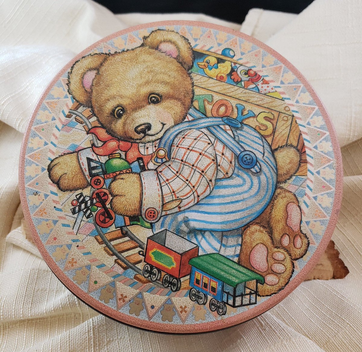 atticesoterica's tweet photo. Vintage Unsigned Round Metal Storage Tin with Lid, Teddy Bear in Overalls Playing with a Toy Train and Toys, Teddy Bear, Triangle Border https://t.co/cCVbtYjcVe #Vintage #BestOffer #AtticEsoterica #Collectibles #Curios #Antiques #Etsy #StorageTin https://t.co/xYgVSam6m8