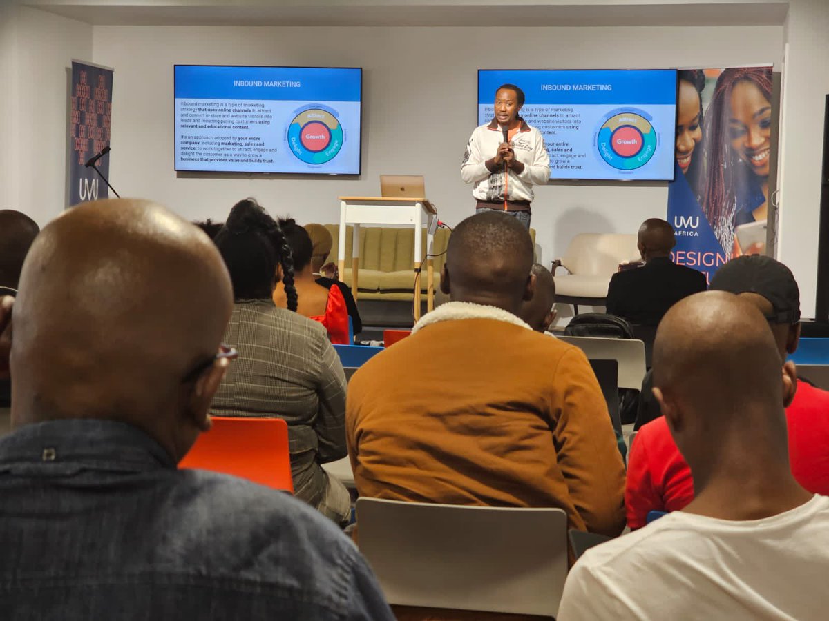 KhayelitshaBarn's tweet photo. Welcome to the stage CEO &amp; Founder, A-Game Business Consulting @KKDiazSA to deliver a keynote to the YIB graduates 🎓. Made possible by @CityofCT.
#YIB2023 #TopTechTools #KBWB https://t.co/AZLj7nrNpe