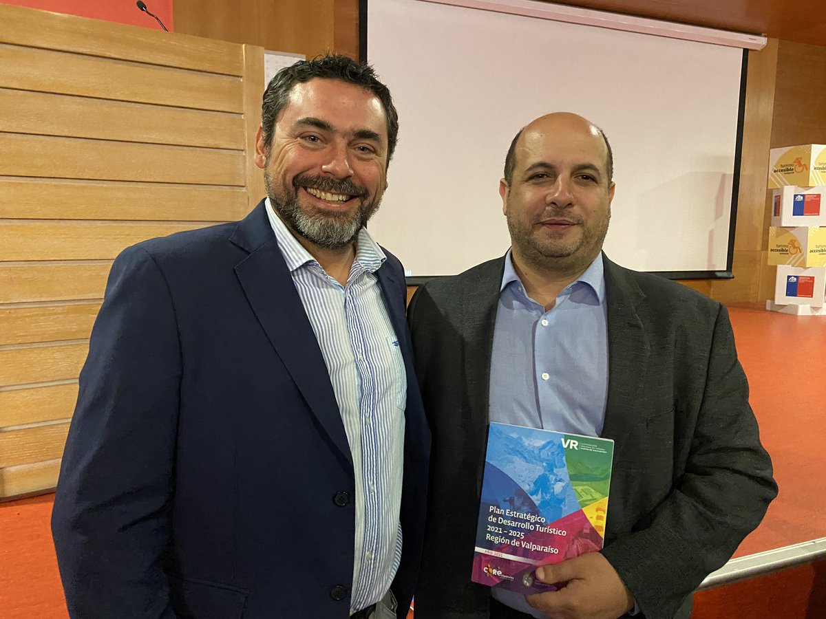 ValparaisoReg's tweet photo. 📸 El gerente general de @ValparaisoReg, Francisco Godoy, le hizo entrega del Plan Estratégico de Desarrollo Turístico de #ValparaisoRegion al director nacional de @Sernatur, Cristóbal Benítez 🤝

¡Por un turismo sustentable y sostenible para todas las personas! https://t.co/rwVgqv3Vp4