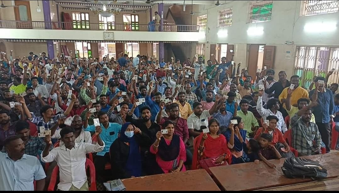 NR_Lko_Act2's tweet photo. चेन्नई:
चेन्नई में बेरोजगारी के कारण हजारों रेलवे अपरेंटिस ने आज अपना वोटर आईडी कार्ड वापस कर दिया है। वे #भारतीय_रेल में अपने सीधे समावेश के लिए बस अपनी पुरानी जीएम पावर वापस चाहते हैं.#Act_Apprentice #GM_Power_Back @RailMinIndia @ABPNews @aajtak @AIRAAAOFFICIAL https://t.co/g5MxCLTY0Q