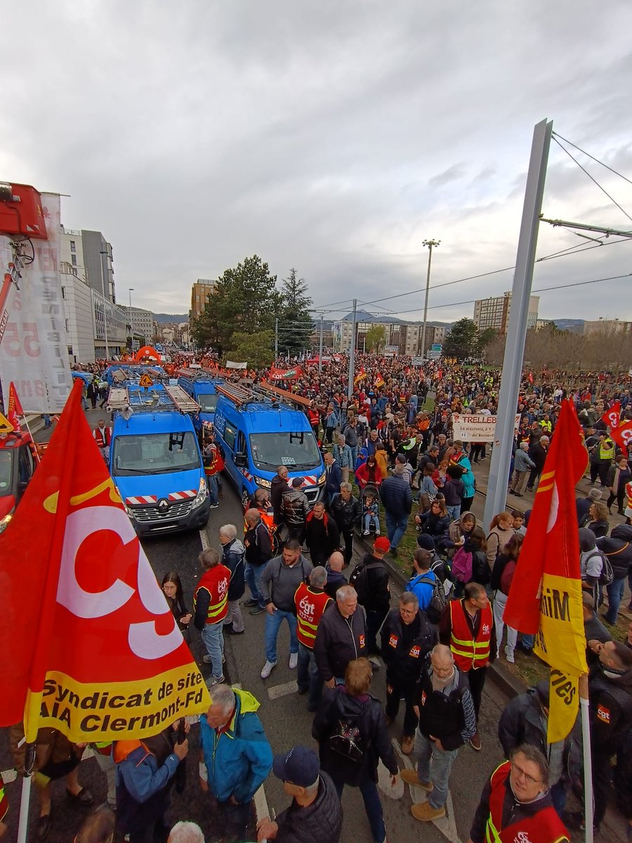 attac63's tweet photo. Pas de chiffre officiel, mais on était bcp (sur les bases de 30k-35k)
Toujours aussi déter-es, on insiste:
📢#64AnsCestToujoursNon 

On le crie, on le danse (avec @LesRosies):
✊on continue jusqu'au retrait!✊🏾

#Greve23Mars #60ansMax #Retraites #ClermontFerrand #GreveGenerale https://t.co/ql0hsEvsvZ