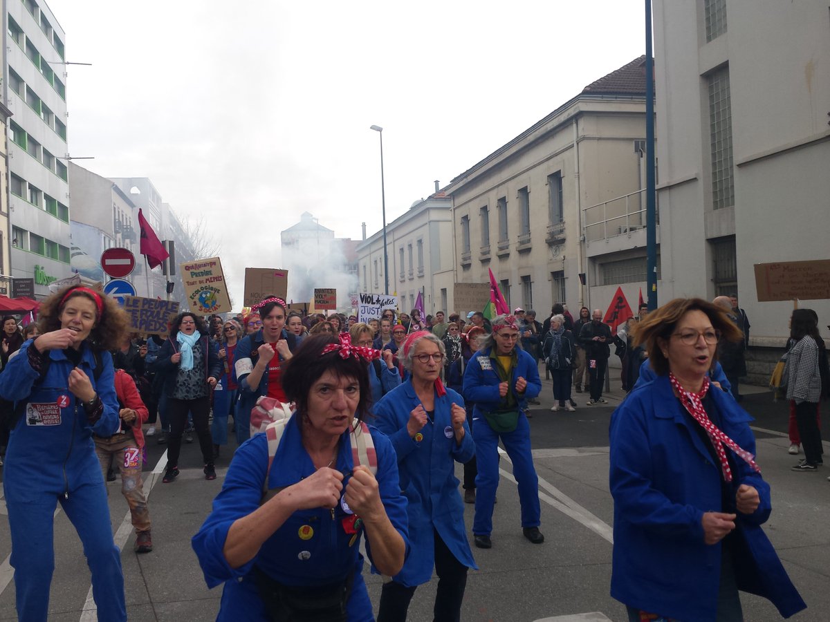 attac63's tweet photo. Pas de chiffre officiel, mais on était bcp (sur les bases de 30k-35k)
Toujours aussi déter-es, on insiste:
📢#64AnsCestToujoursNon 

On le crie, on le danse (avec @LesRosies):
✊on continue jusqu'au retrait!✊🏾

#Greve23Mars #60ansMax #Retraites #ClermontFerrand #GreveGenerale https://t.co/ql0hsEvsvZ