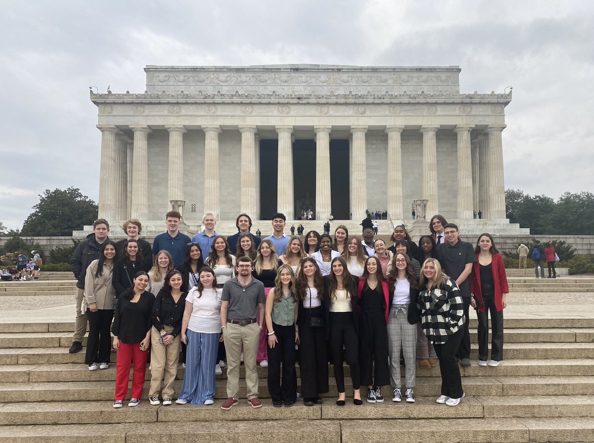 BHS History Club visiting the Lincoln Memorial! 🖤🧡🐯