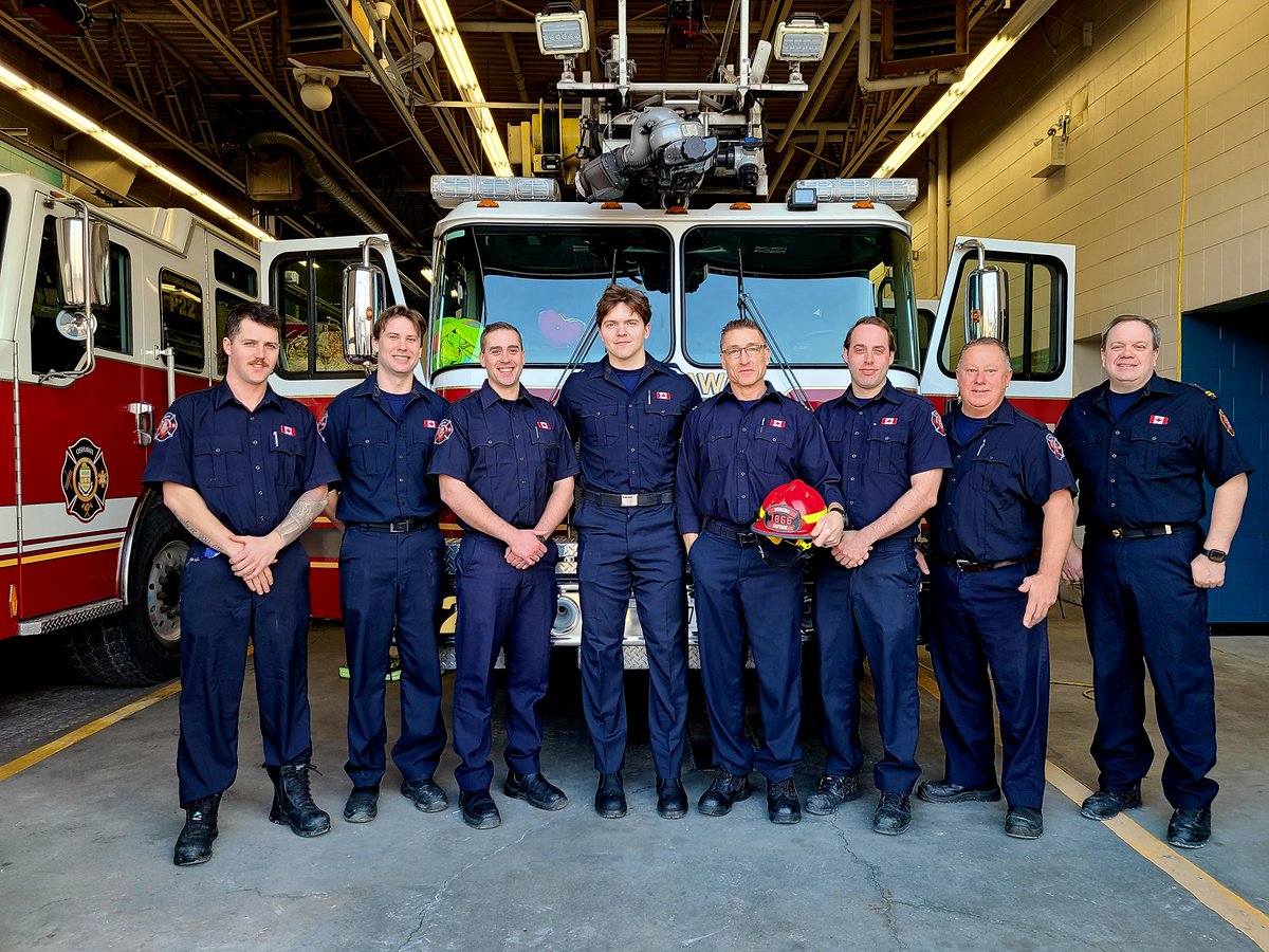OshawaFire's tweet photo. Oshawa Fire "At Your Service"
Over the last 24 hours, OFS responded to 7 #Emergency incidents;

1 x #Medical
1 x Public #Hazard
1 x #Alarm
2 x MVC #Accidents
1 x Grass #Fire
1 x Garbage Bin Fire

Stay #FireSafe
@oshawacity @iafflocal465 https://t.co/6MqUjrnytK