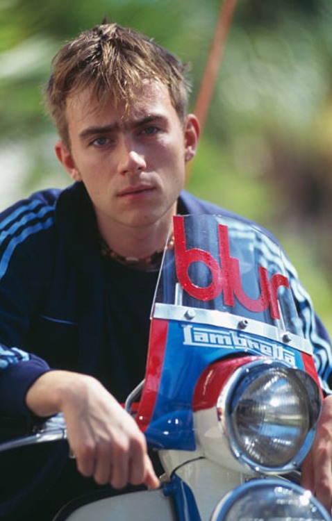 BritpopLF's tweet photo. Happy birthday to Blur frontman Damon Albarn - 55 years old today 🎂 https://t.co/cpZCyvYMD9