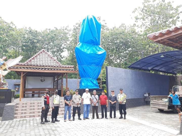 Tidak habis pikir kok bisa2nya POLISI mengakomodir kelompok2 yang RISIH dgn keyakinan orang lain?

Padahal patung Bunda Maria ini juga didirikan di RUMAH DOA, bukan dipinggir jalan atau masjid

Jangan BIASAKAN memenuhi NAFSU kelompok INTOLERAN, POLRI harus TEGAS jangan LEMBEK