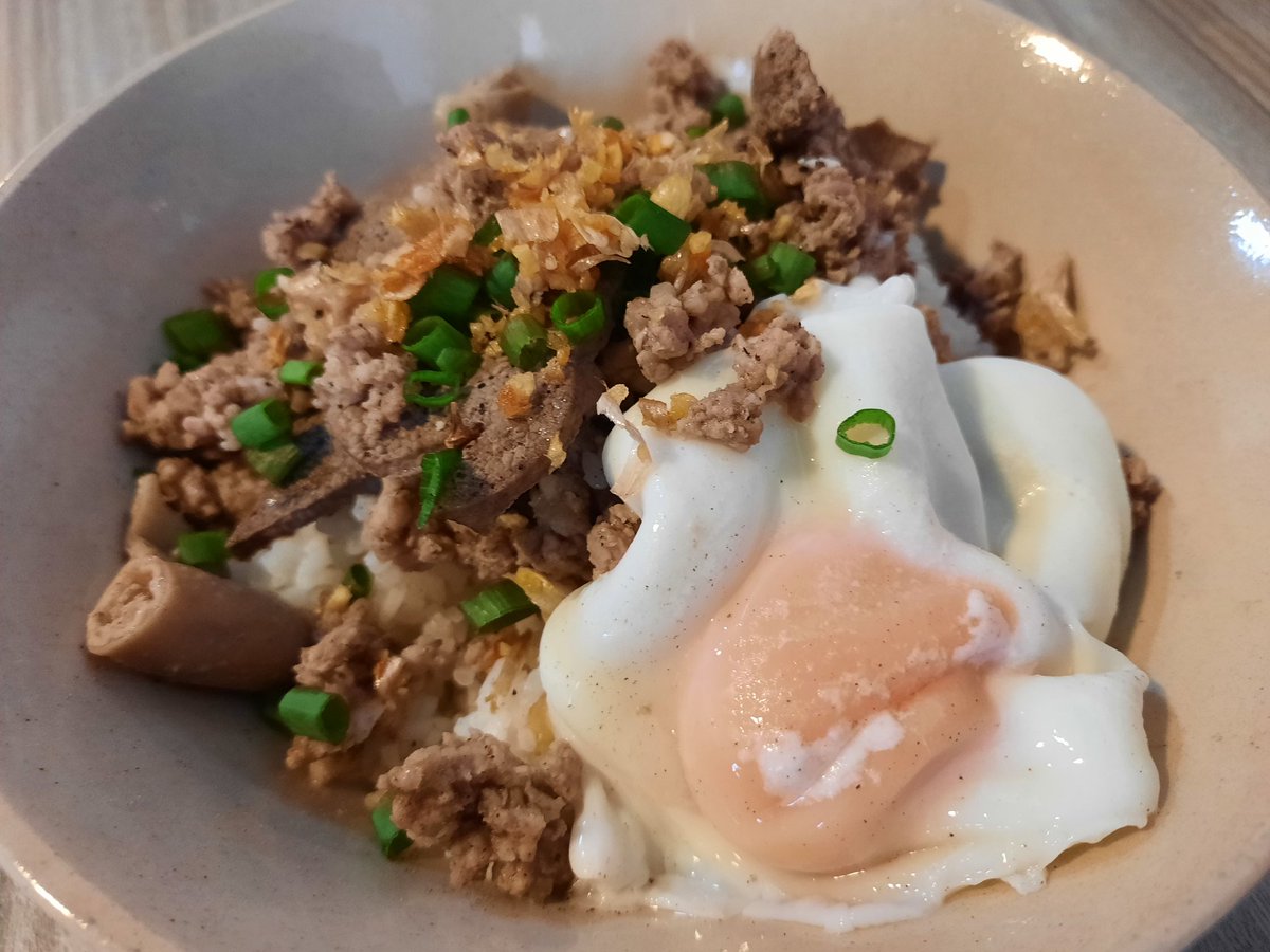 Bugtan's tweet photo. ข้าวต้มแห้งหมูสับ กระดูกหมู
ข้าวต้มแห้งหมูสับ ตับ ไส้ ไข่
โรยพริกคั่วป่นลงไปนิด ซดกับน้ำซุปเข้มข้น
เข้ากัน จัดไปแบบจุกๆ
🎯 อากู๋ (เจ้าเก่าแยกสตรี)
ถ.ตะกั่วป่า ใกล้ The Column Phuket
#อร่อยไปแดก #อร่อยบอกต่อ
#กินไปเรื่อย #รีวิวภูเก็ต #รีวิวไทยแลนด์ #ReviewPhuket #ReviewThailand https://t.co/9FmUhI9zfV