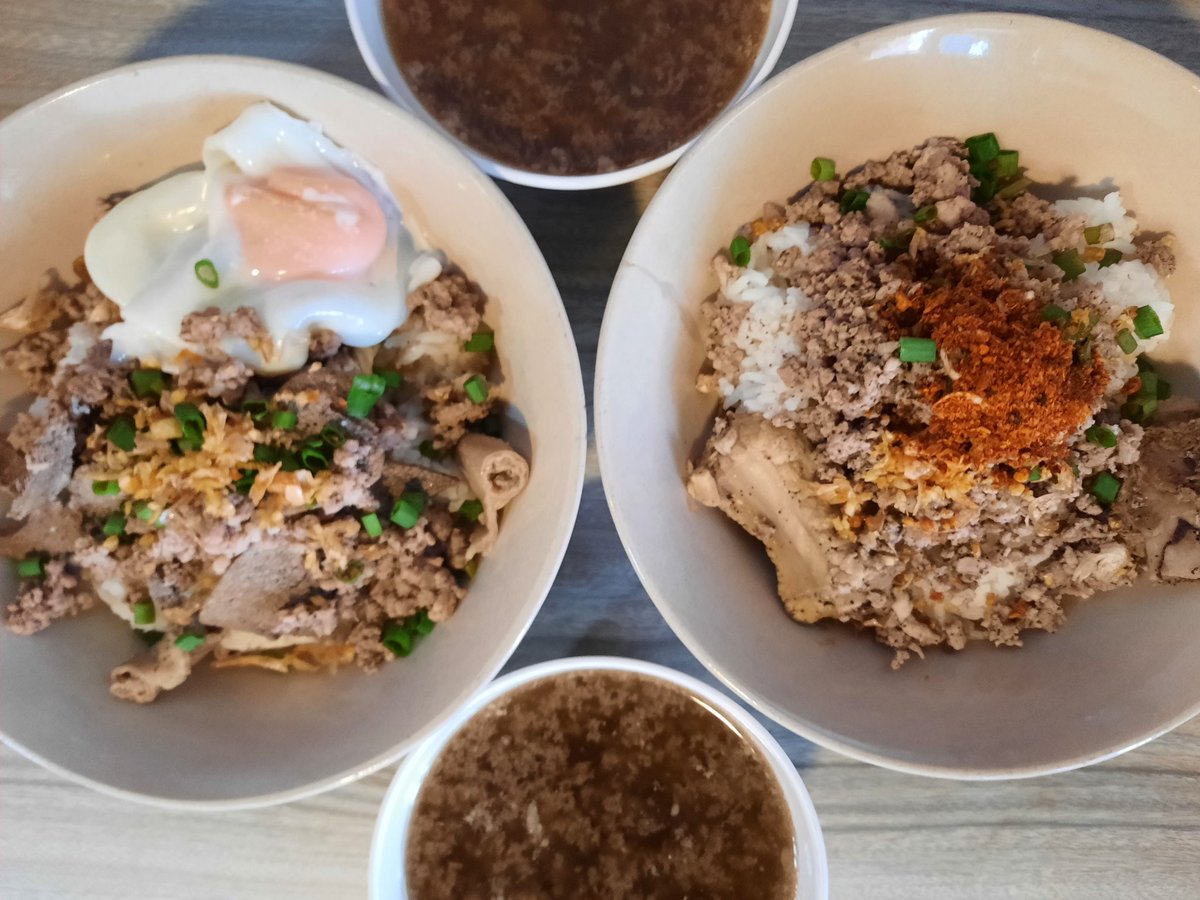 Bugtan's tweet photo. ข้าวต้มแห้งหมูสับ กระดูกหมู
ข้าวต้มแห้งหมูสับ ตับ ไส้ ไข่
โรยพริกคั่วป่นลงไปนิด ซดกับน้ำซุปเข้มข้น
เข้ากัน จัดไปแบบจุกๆ
🎯 อากู๋ (เจ้าเก่าแยกสตรี)
ถ.ตะกั่วป่า ใกล้ The Column Phuket
#อร่อยไปแดก #อร่อยบอกต่อ
#กินไปเรื่อย #รีวิวภูเก็ต #รีวิวไทยแลนด์ #ReviewPhuket #ReviewThailand https://t.co/9FmUhI9zfV