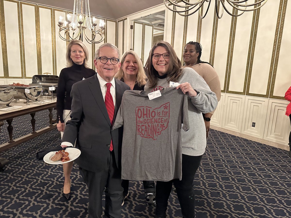 Ohio Governor Mike DeWine accepting his ‘Ohio is for Science of Reading’ t-shirt! ⁦@Parents4RJ⁩ ⁦@uakid20⁩ ⁦@UA_Schools⁩ ⁦@IDACentralOhio⁩ ⁦@GovMikeDeWine⁩ ⁦@OhioExcels⁩