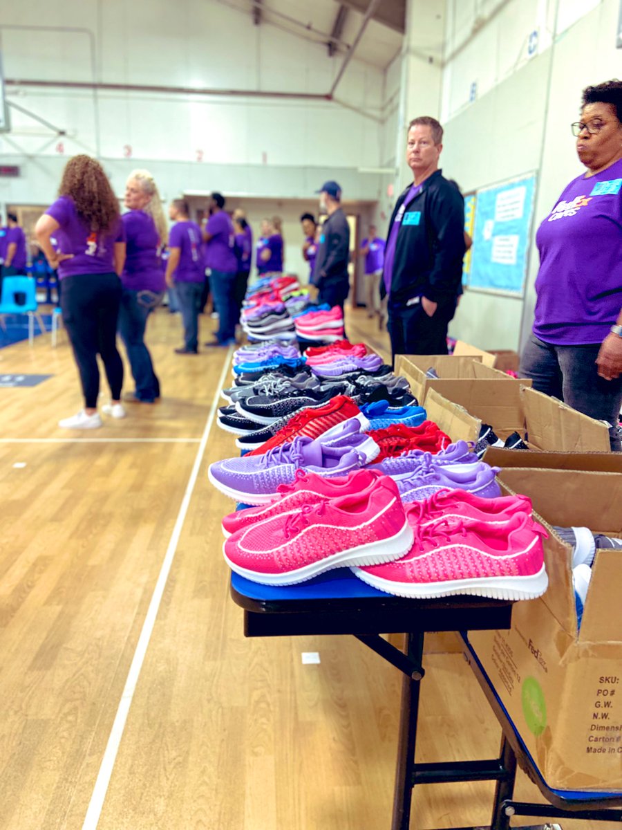 New shoes for our K-2 kiddos thanks to <a href="/FedEx/">FedEx</a> and Operation Warm!! 👟❤️ <a href="/IrvingISD/">Irving ISD</a>