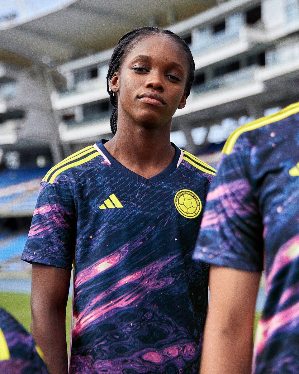 Juezcentral's tweet photo. OFICIAL. Por primera vez, la selección Colombia femenina tendrá una equipación propia (y diferente a la de los hombres). 

Así será la camiseta alternativa para el Mundial Femenino de Nueva Zelanda y Australia a disputarse este año. Inspirada en los colores de Caño Cristales. TOP.
