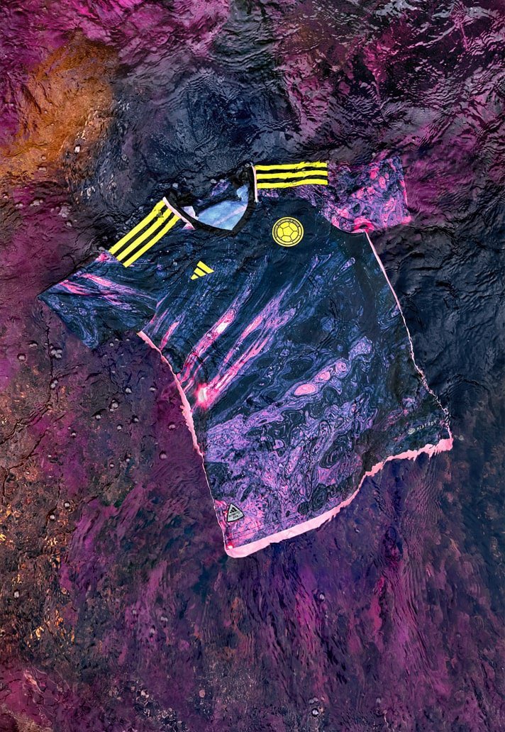 Juezcentral's tweet photo. OFICIAL. Por primera vez, la selección Colombia femenina tendrá una equipación propia (y diferente a la de los hombres). 

Así será la camiseta alternativa para el Mundial Femenino de Nueva Zelanda y Australia a disputarse este año. Inspirada en los colores de Caño Cristales. TOP.