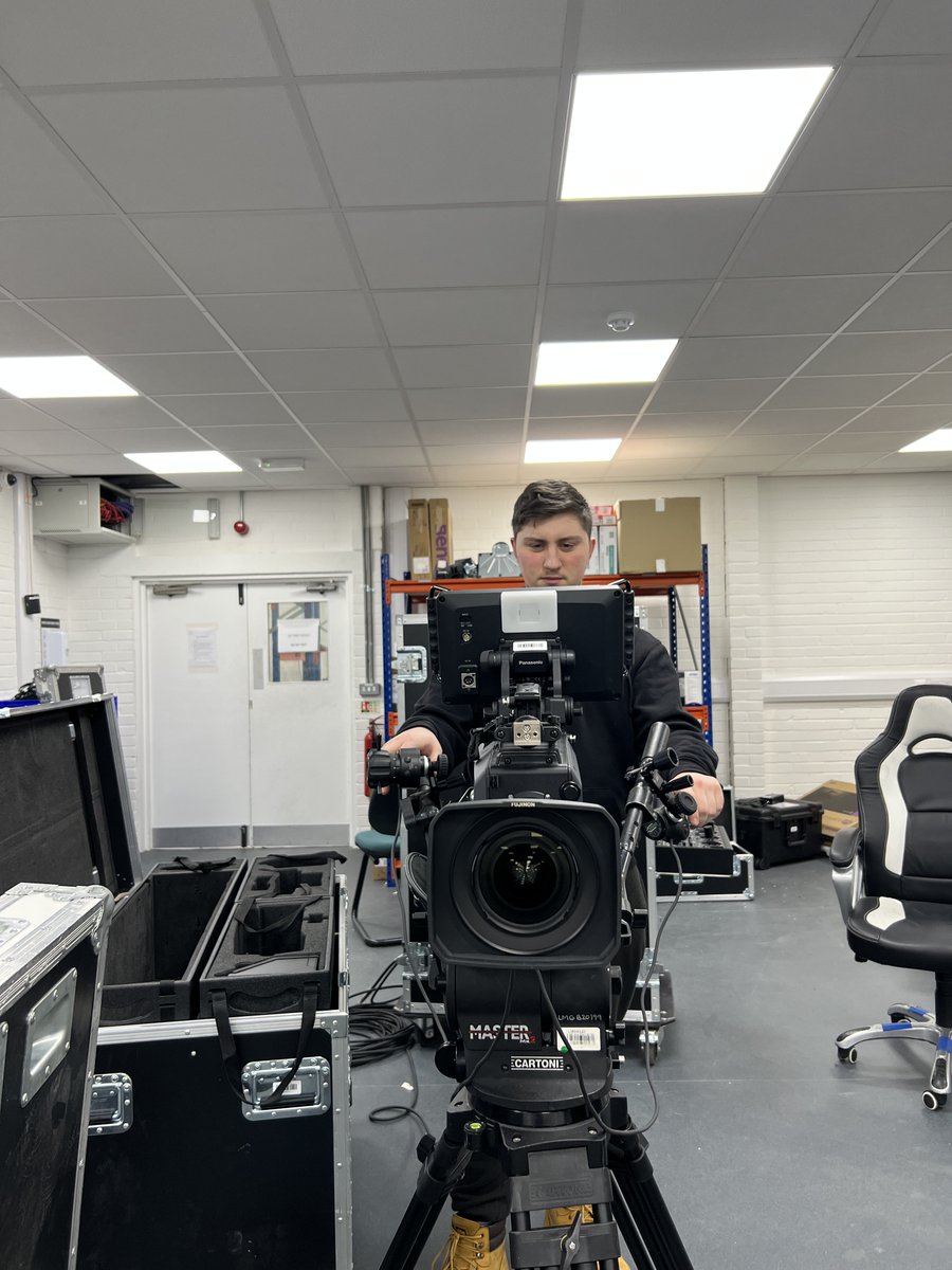 CoiLLearning's tweet photo. Meanwhile at Pixl... FlexForce Technician Josh Waldram learns how to QC video equipment with the help of Daire, a fellow technician. We are so proud of our FlexForce students across the pond!

#LeadTeachLearn #BeyondTheClassroom #Pixl #FlexForce #Video #AV #Tech https://t.co/b1TRb2XKjy