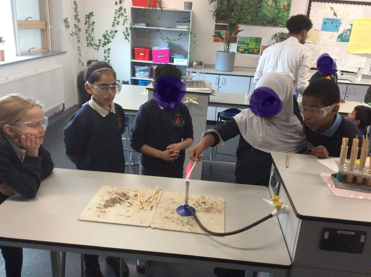 StockwellPri's tweet image. Another successful @LearningBrixton Science Fair with @Saint_Gabriels. Well done to the Y5 children that represented Stockwell showcasing their scientific skills and knowledge #BritishScienceWeek2023