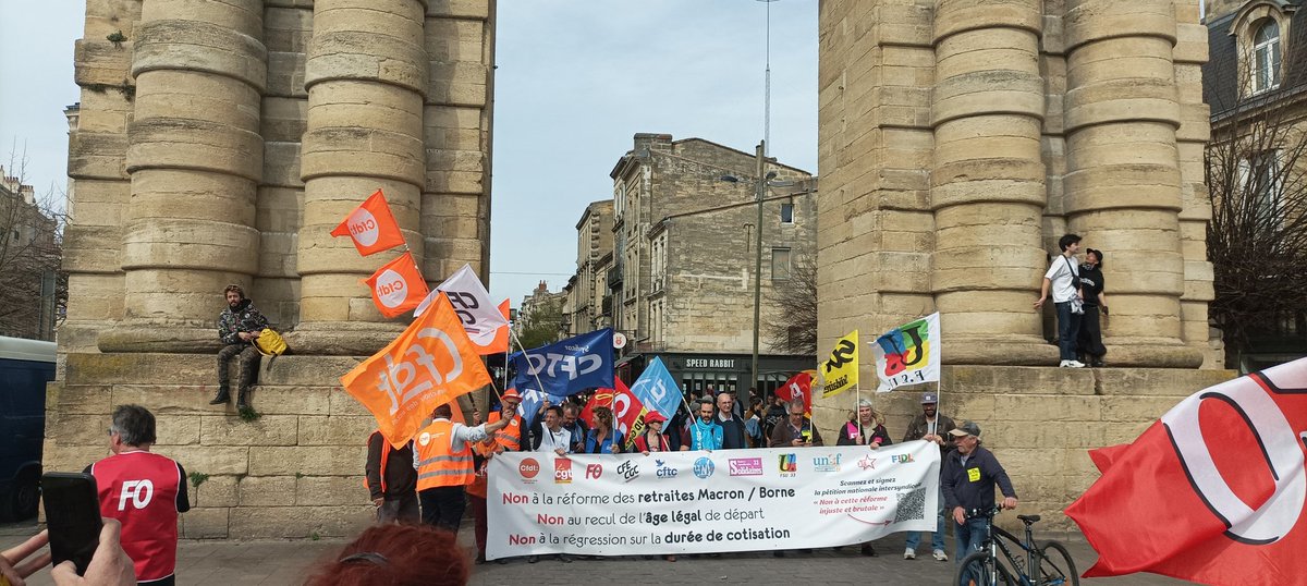 Catsuri33's tweet photo. On continue pour faire reculer le gouvernement à #Bordeaux #Greve23Mars https://t.co/cJ6RceeDem