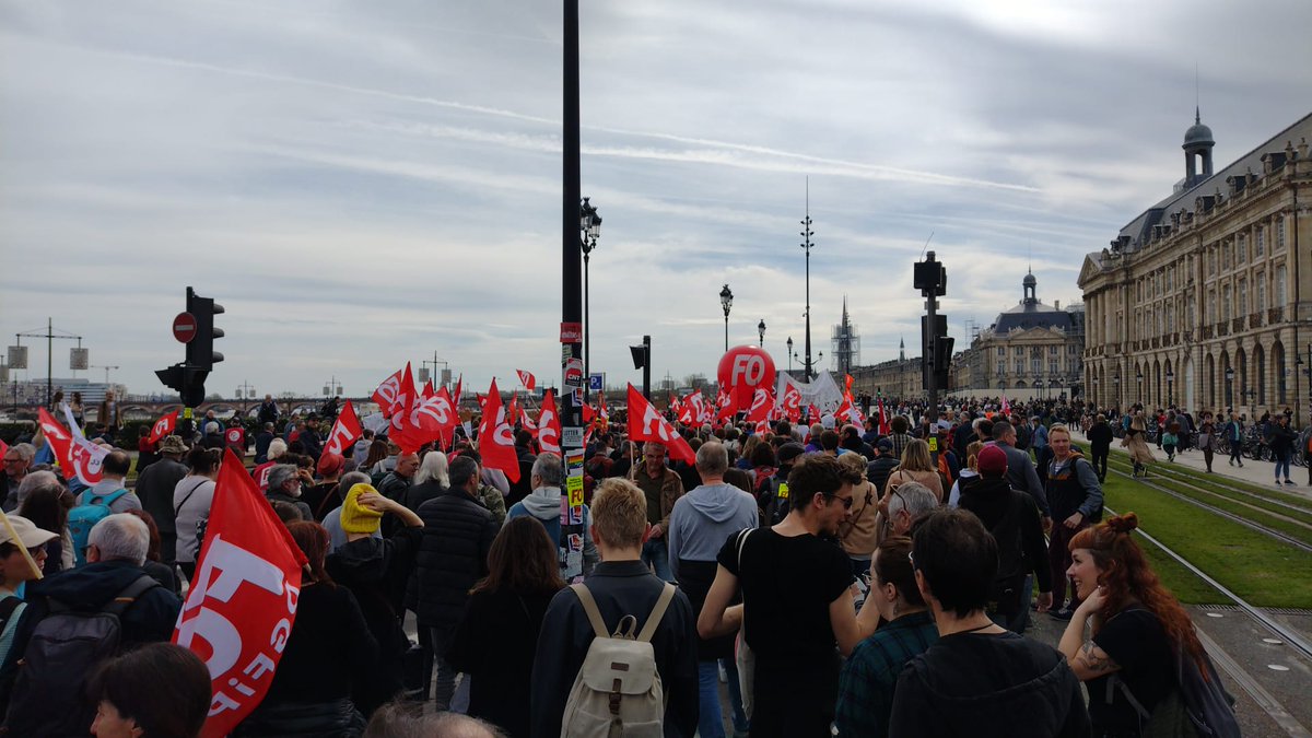 Catsuri33's tweet photo. On continue pour faire reculer le gouvernement à #Bordeaux #Greve23Mars https://t.co/cJ6RceeDem