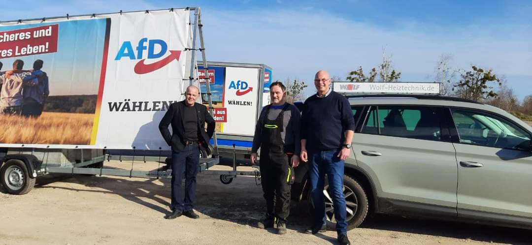 ReneBochmannMdB's tweet photo. Am Samstag beteiligte ich mich am #Autokorso durch die #Collm-Region um #Oschatz zusammen mit Rico #Winterlich, Enrico #Knobbe und min. 20 weiteren Fahrzeugen. Das Motto lautete: „Für #Frieden, #Freiheit und #Selbstbestimmung“.
#AfD https://t.co/rxpEBYMKAi