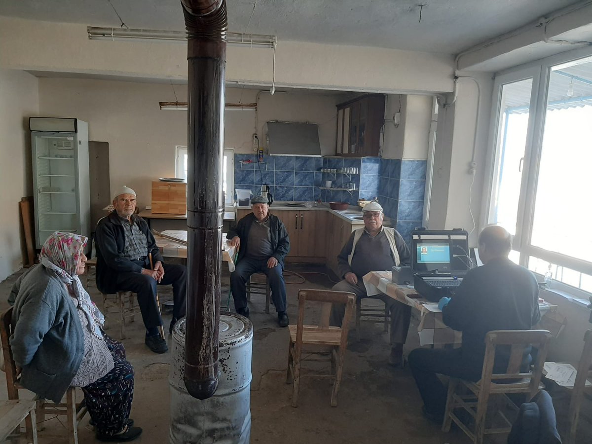 #AdresteNüfusHizmeti kapsamında Cambazlı mahallemizde 14 büyüğümüzün kimlik başvurusunu aldık. Sevgili büyüklerimizin ellerinden öper. Hepsine sağlıklı bir ramazan ayı dileriz. <a href="/sefikaygol/">Şefik AYGÖL</a> <a href="/CobanogluF/">Fatih Çobanoğlu</a> <a href="/AsaYurdaasa/">Yurdanur Asa</a> <a href="/IzmirNufus/">İZMİR İL NÜFUS VE VATANDAŞLIK MÜDÜRLÜĞÜ</a> #HayatınızınHerAnında <a href="/tirenufus/">@tirenufus</a>