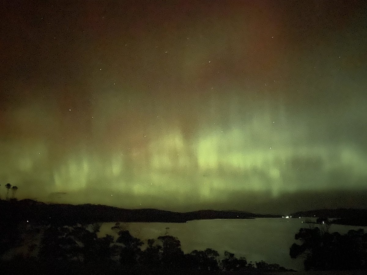 Look south! Massive #auroraaustralis right now!