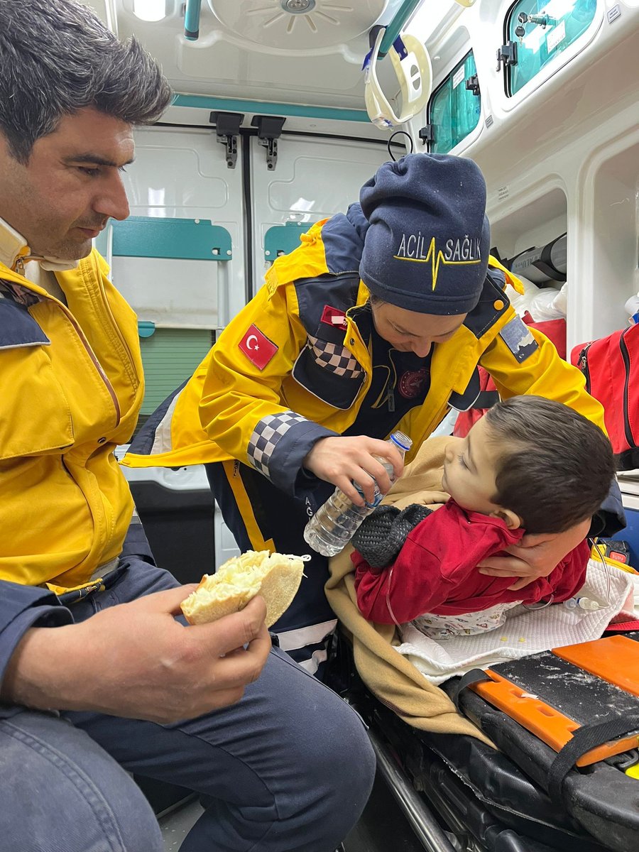 İsimleri, yüzleri farklı, ancak #112AcilSağlık Ekiplerimizin ortak noktaları aynı. İyilik, sahiplenmek şefkat, merhamet...

Fotoğraf depremin ilk günlerinde yaşananlardan sadece biri. Adıyaman'a görevlendirilen Kırşehir #112AcilSağlık Ekibimiz.