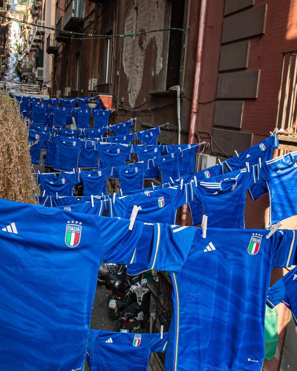 SerieA_Lawas's tweet photo. Kondisi kota Naples hari ini. 

Jersey pada dijemur. https://t.co/oIuXisPVCn