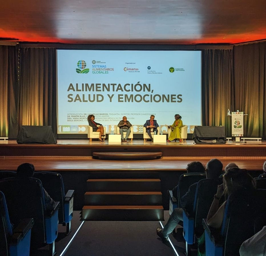 ¡Última mesa de debate de #LaCumbreSAG 🌱! 

"Alimentación, salud y emociones" a cargo de:
📍El reconocido psiquitara y escritor <a href="/LuisRojasMarcos/">Luis Rojas Marcos</a>, 
📍El Dr. Ramón Blase, 
📍La Dra. Anna Montilla  
🌱 Modera: @bisilabokoko

👉 Streaming: youtube.com/watch?v=nAc3LM…