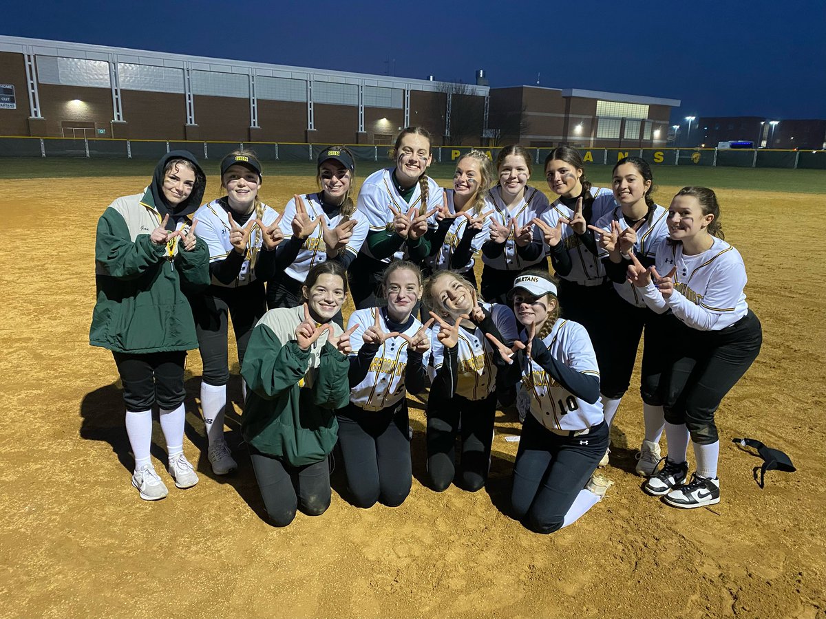 ColleenMiehl's tweet photo. 3rd Place in the Barrington Spring Fling!! Great job to everyone! Can’t wait to see what the rest of the season has for us!! @GBNsoftball @cacini_jr @ABFastpitch https://t.co/AKUsSsFxAo