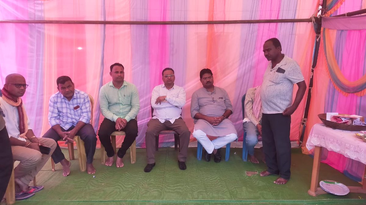 sdpuspendra's tweet photo. On the tenth day of rituals met the bereaved family of late Gauntia of Gadiajore Shri Mitrabhanu Gauntia. 
His simpleness and leadership qualities will always guide us to do better for Gadiajore and its people. 🙏🙏🙏 https://t.co/DWVZOevRGq