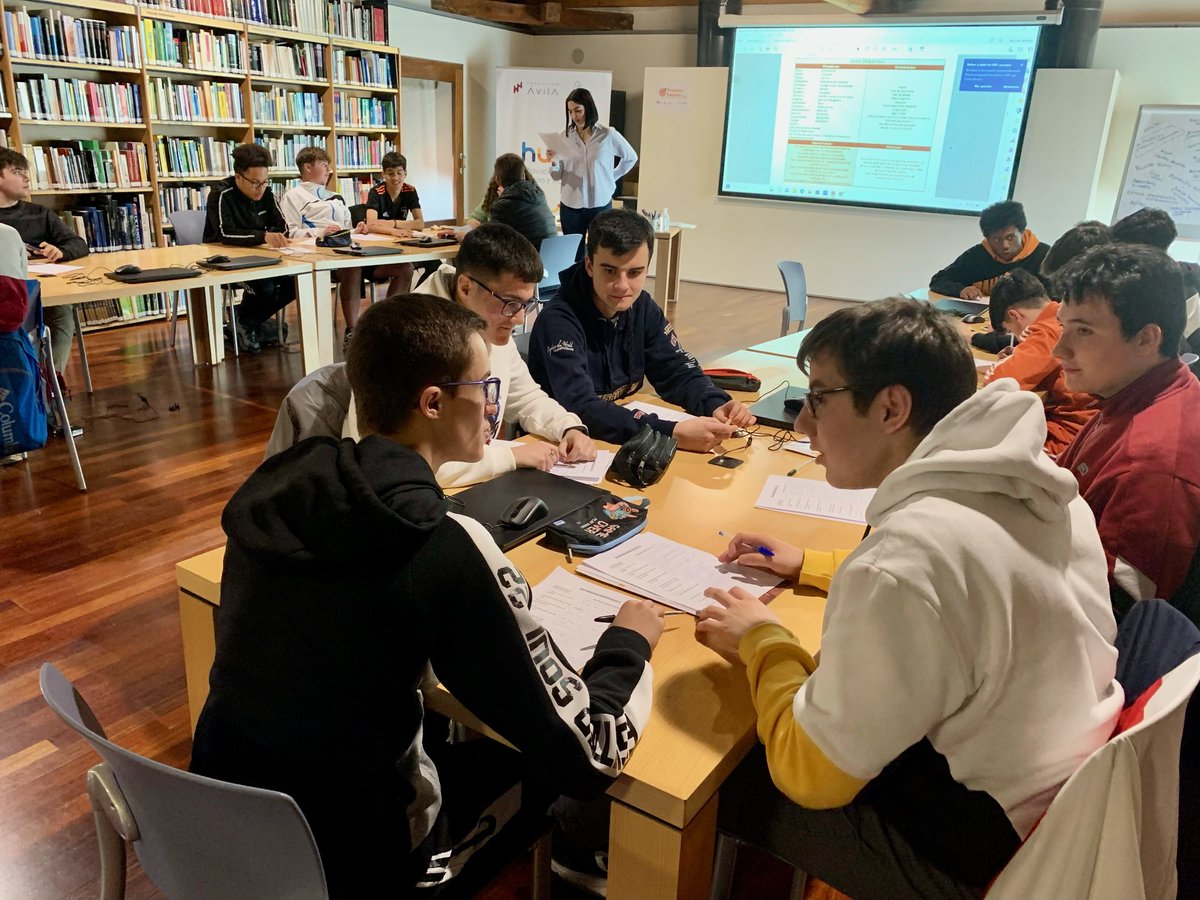 iesalonsodemad1's tweet photo. Segunda sesión del taller Practica Empleo con alumnado de #SMR1, impartido por la @Fundacion_Avila Hoy hemos elaborado un DAFO personal y hemos realizado dinámicas de selección de personal. 

@empleojcyl @CABK_Dualiza

#FOL #empleo2.0 #orientación #inserciónlaboral https://t.co/scqnVhv7k5