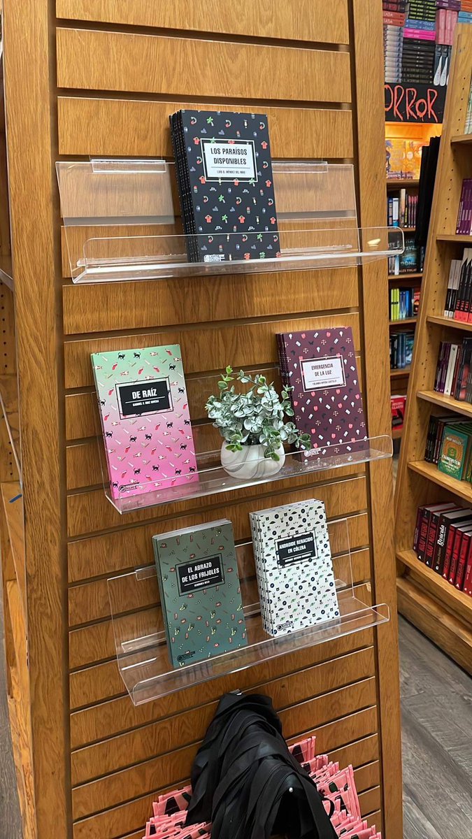 Agradecemos a los libreros Noel y Luna de la librería The Bookmark de San Patricio, Guaynabo por exponer y recomendar nuestra colección Náufrago de poesía puertorriqueña. 

Los cinco títulos están disponibles en las 3 librerías de The Bookmark: Hatillo, Santurce y Guaynabo. 📚🐙