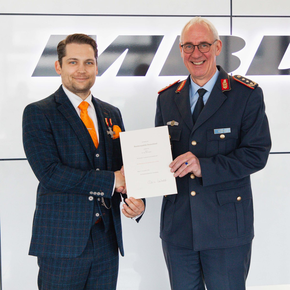 MBDA Deutschland (@MBDADeutschland) on Twitter photo 2023-03-23 14:15:26 Große Ehre für Dr. Dirk Zimper, Director Future Systems MBDA Deutschland. Für seine besonderen Verdienste um die @bundeswehrInfo erhält er von Generalleutnant Dr. Rieks, Stellvertreter des Inspekteurs @Team_Luftwaffe, das Ehrenkreuz der #Bundeswehr in Silber. Große Ehre für Dr. Dirk Zimper, Director Future Systems MBDA Deutschland. Für seine besonderen Verdienste um die @bundeswehrInfo erhält er von Generalleutnant Dr. Rieks, Stellvertreter des Inspekteurs @Team_Luftwaffe, das Ehrenkreuz der #Bundeswehr in Silber.