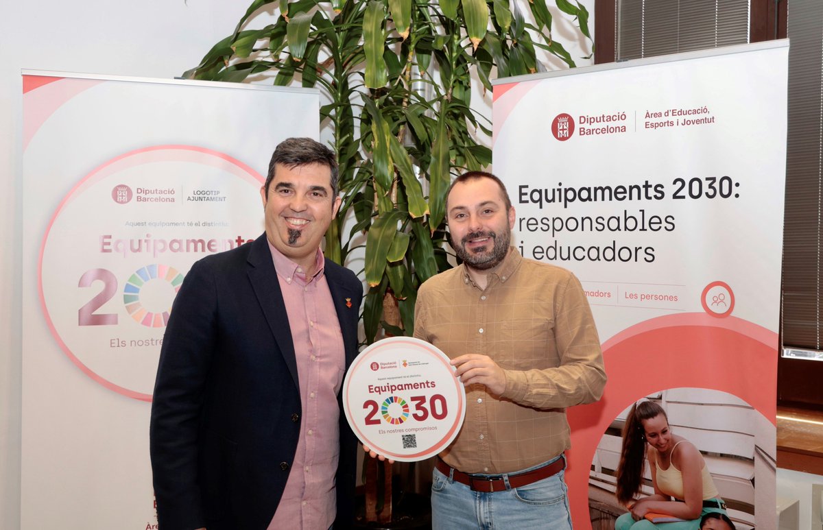 joventutdiba's tweet photo. Avui el diputat #JoventDiba @JaviSilvaP ha fet entrega del distintiu #Equipaments2030 al alcalde @santcliment Isidre Sierra, que acredita el seu compromís per uns espais #educatius, #esportius i #juvenils responsables i educadors.
👉https://t.co/mSqpzs5BKw
📷Oscar Ferrer https://t.co/yR7ekO28BO