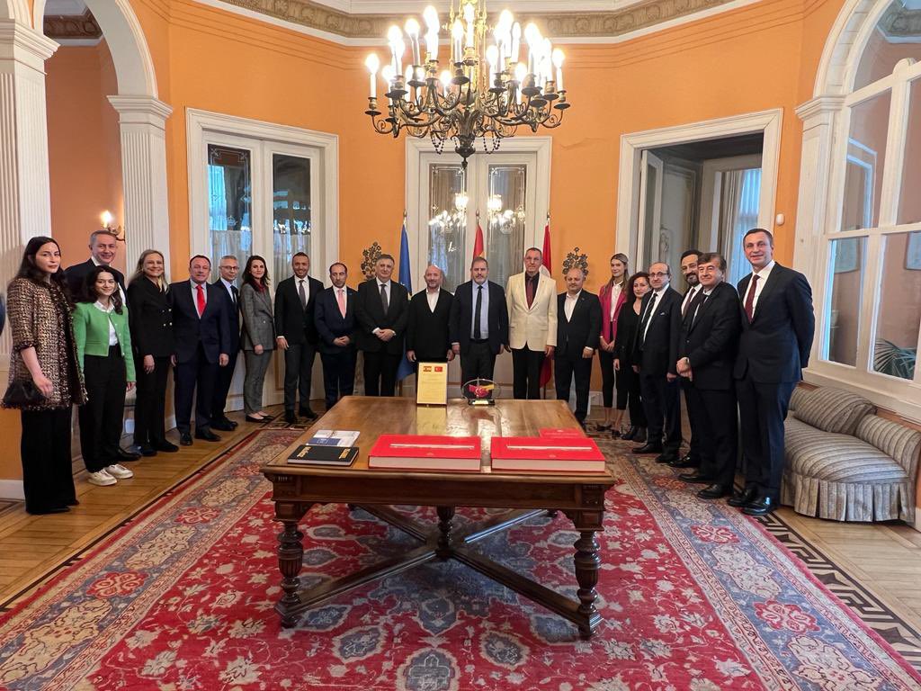 drzaerdem's tweet photo. @deikiletisim Türkiye İspanya İş Konseyi olarak bugün İspanya Büyükelçisi H.E. Francisco Havier Hergueta’ya nezaket ziyaretinde bulunduk. Deprem felaketinde ilk gün gemilerle, uçaklarla kurtarma ekipleri gönderen #İspanya ya teşekkür plaketimizi takdim ettik 🇪🇸🇹🇷@EmbEspTurquia https://t.co/ycnAMOgukc