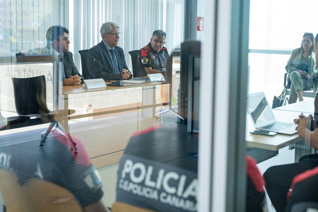 AdmPcasGobcan's tweet photo. ⚖️El consejero @julioperezsc presenta la Unidad de Violencia e Infancia del @CGPCanaria, adscrita al Juzgado de Violencia contra la Infancia y Adolescencia, junto a la viceconsejera de Justicia, @Carlisvalle, y al director general de Seguridad y Emergencias, Gustavo de Armas. https://t.co/v5hmKNsdPN