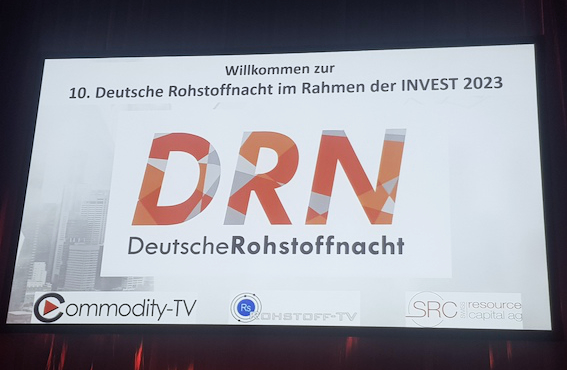SaxoreBergbau's tweet photo. @Thomas_Buenger auf der Rohstoffnacht von @SwissResourceAG auf der INVEST23 in Stuttgart über Zinn-Defizit und was wir mit unseren #Bergbauprojekten gemeinsam mit @FirstTinPlc dagegen tun.
#zinnmarkt #rohstoffe 

Vortrag anschauen: https://t.co/7CgQ8KEVt4 https://t.co/45ZeNkGTmv