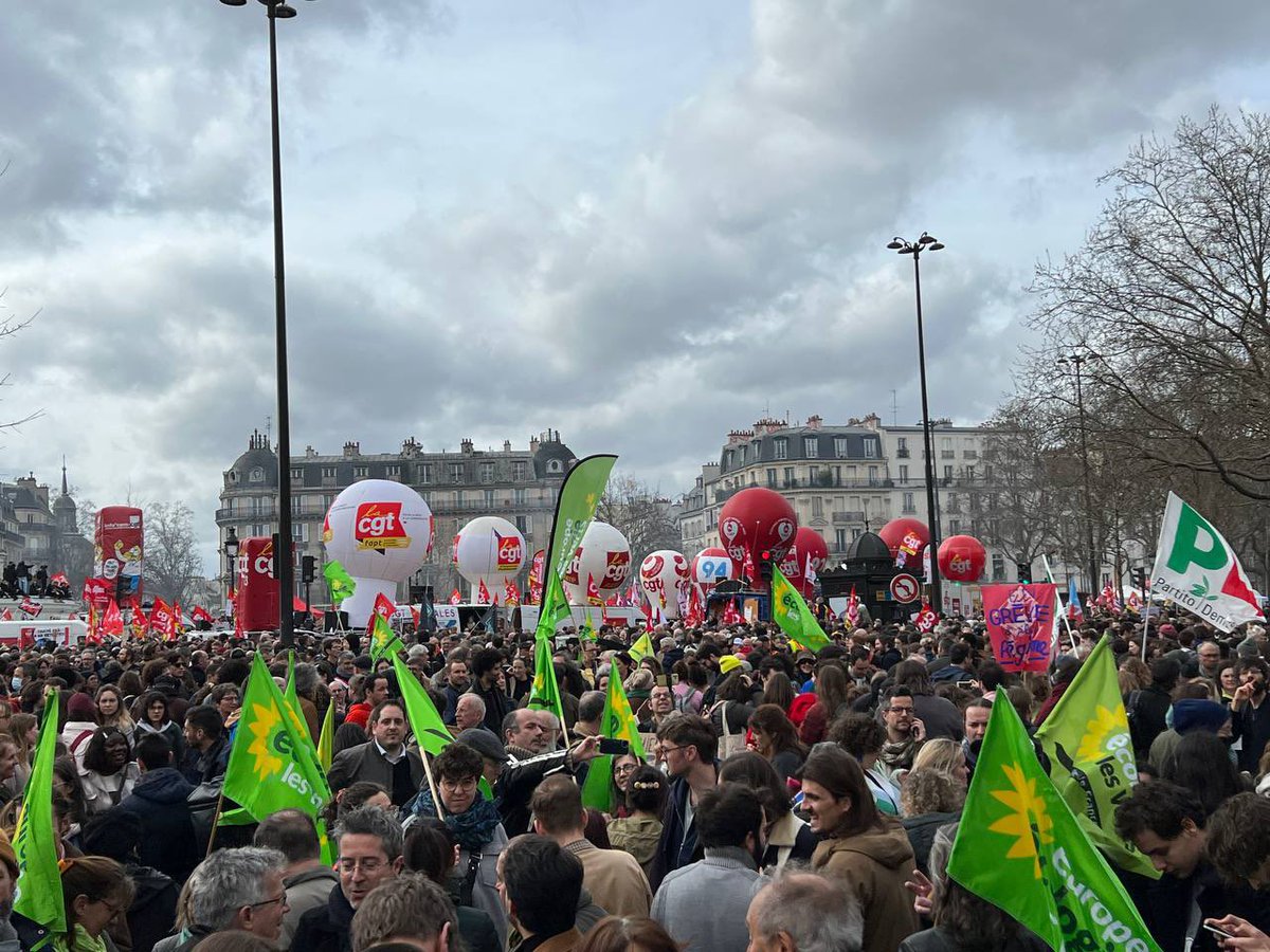 EELV's tweet photo. 9eme jour de mobilisation contre la #ReformeDesRetraites✊

Une nouvelle fois les écologistes aux côtés de l’intersyndicale. 

En réponse au mépris du Président Macron, toutes et tous dans la rue ! #manif23mars https://t.co/MOOfP1ArMc