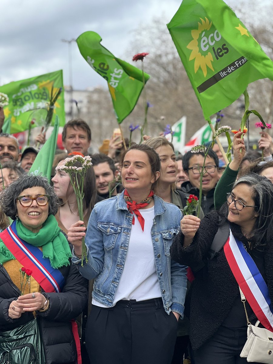 EELV's tweet photo. 9eme jour de mobilisation contre la #ReformeDesRetraites✊

Une nouvelle fois les écologistes aux côtés de l’intersyndicale. 

En réponse au mépris du Président Macron, toutes et tous dans la rue ! #manif23mars https://t.co/MOOfP1ArMc