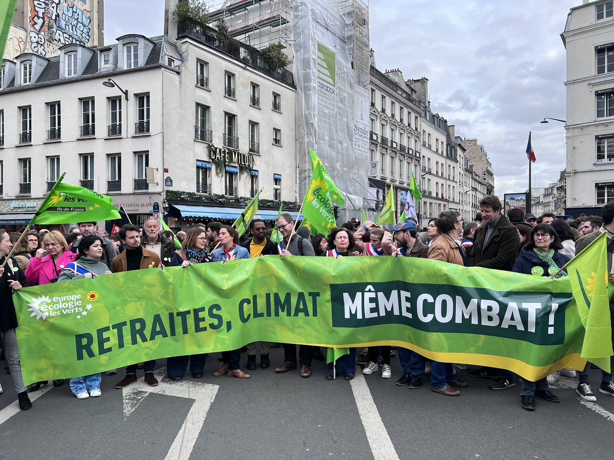 EELV's tweet photo. 9eme jour de mobilisation contre la #ReformeDesRetraites✊

Une nouvelle fois les écologistes aux côtés de l’intersyndicale. 

En réponse au mépris du Président Macron, toutes et tous dans la rue ! #manif23mars https://t.co/MOOfP1ArMc