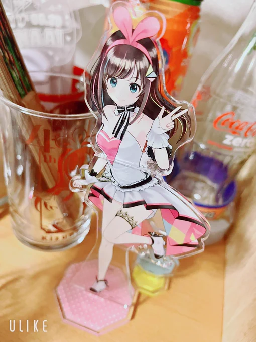 アイちゃんのアクスタ旅行に持っていったら折れちゃって泣いちゃったこれいつの何のやつだっけ…さすがにもう買えないよね… 