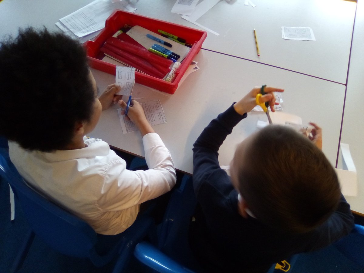 smsm_year5's tweet photo. 5G are learning and creating their own flat-file database. #smsmcomputing https://t.co/qc6oA8qFE8