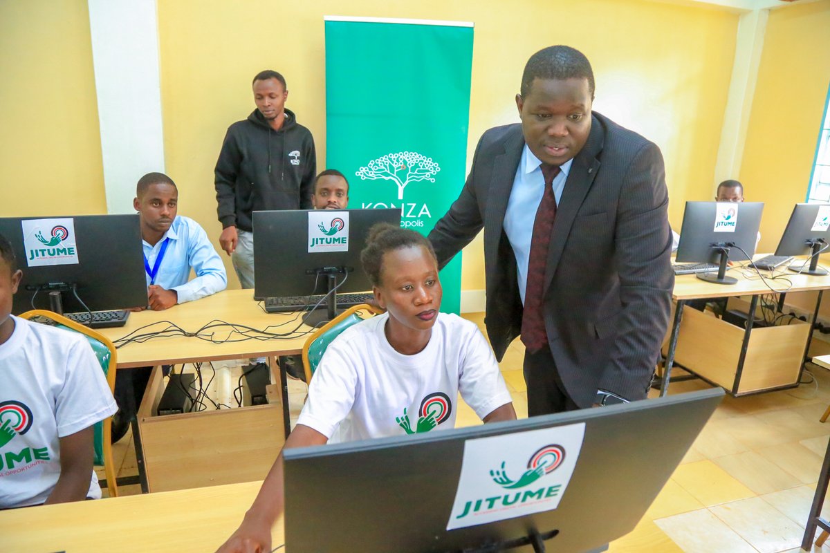 TechnopolisKE's tweet photo. Today, Konza Technopolis launched the Jitume Digital Lab in Kisii National Polytechnic in Kisii County an occasion that was presided over by H.E. President William Ruto accompanied by CS Education @HonMachogu and CS ICT &amp; DE @EliudOwalo. @ICTAuthorityKE @WilliamsRuto @TVETAKenya https://t.co/3NQvvGHO8B