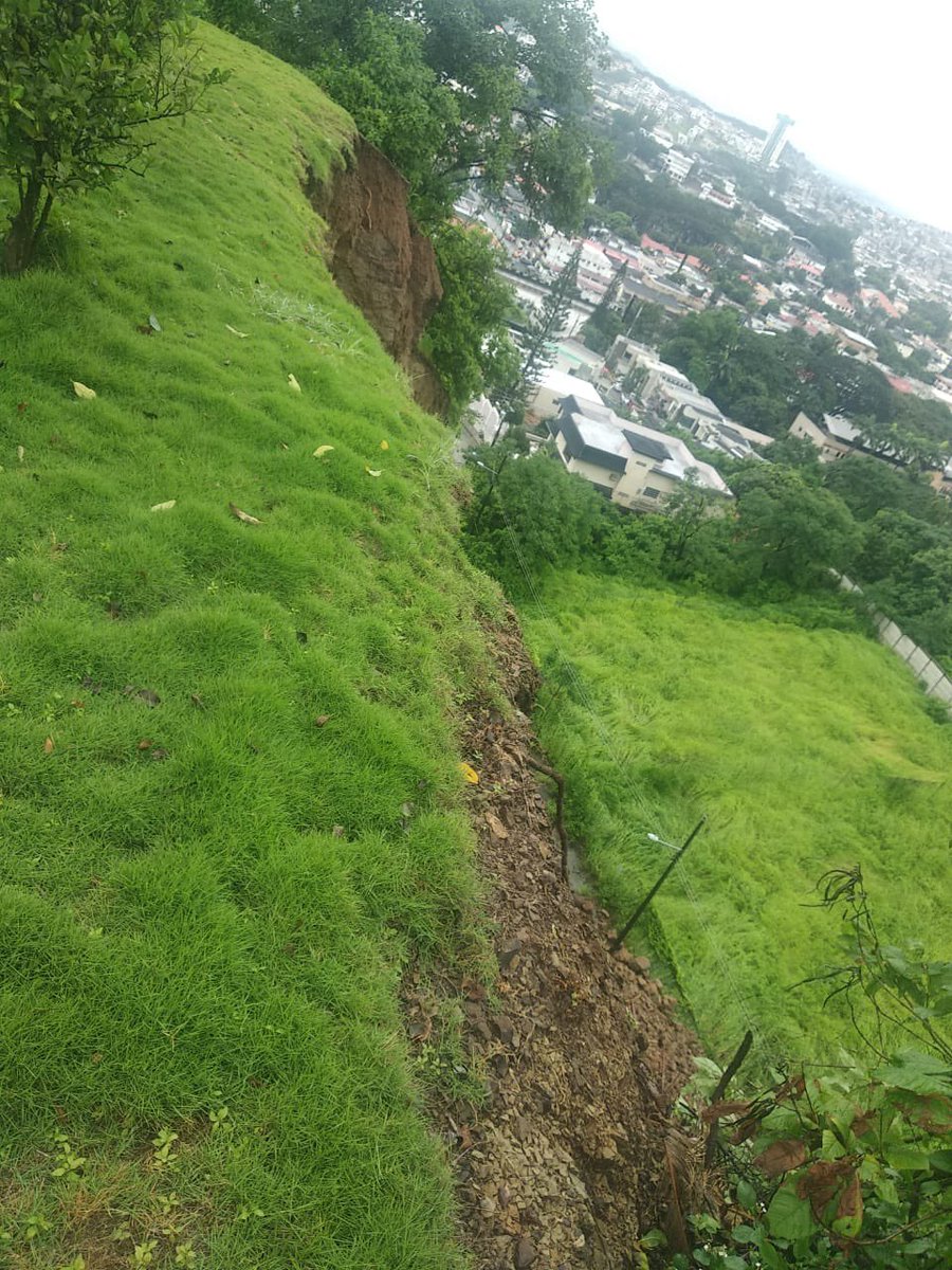 MariaReneUM's tweet photo. Buenos días, en la urbanización Los Senderos en la Avenida del Bombero tenemos un derrumbe. @comunidadgye @ecuavisa @alcaldiagye https://t.co/vJvyoWBIGx