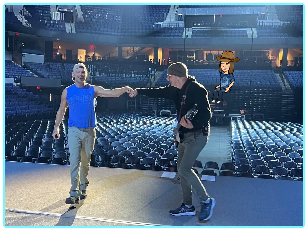 BrittonTeaches's tweet photo. @kennychesney @kennychesney, look for me- sitting right here! 🤣 https://t.co/0mCIoAsXTm