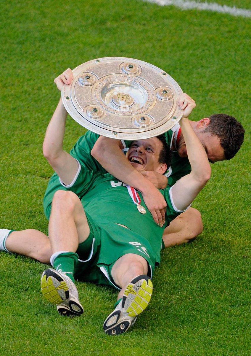 VfLWolfsburg_PT's tweet photo. Campeão da Bundesliga 2008/09 e com 147 jogos com a camisa dos Lobos, o nosso ex-lateral-direito, Sascha #Riether, completa 4️⃣0️⃣ anos hoje! 🐺💚🤍
Feliz aniversário, Sascha! 🎁🎂🥳
🟢⚪️ #VfLWolfsburg https://t.co/NvGU6ukNjO