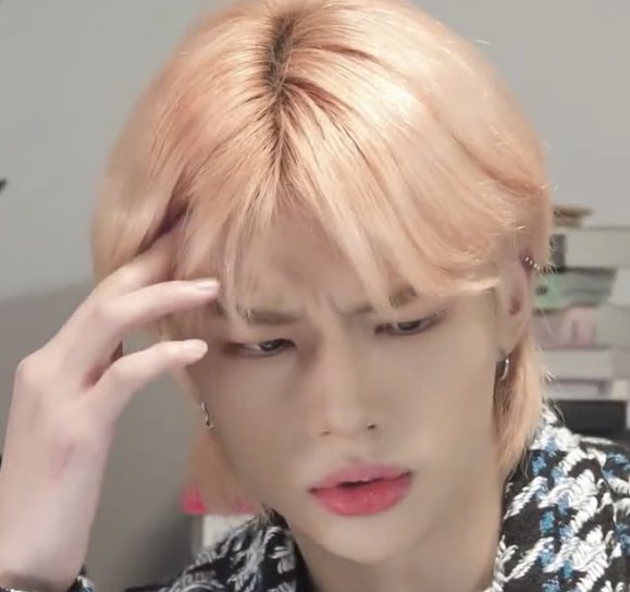 오리는 왜 고민에 빠졌을까요????
1. 겨울을 대비하며 모아둔 사료가 다 사라짐
2. 아무리 정리해도 삐져나오는 깃털이 있음
3. 오리친구들이 너 사실 족제비 아니냐고 추궁함