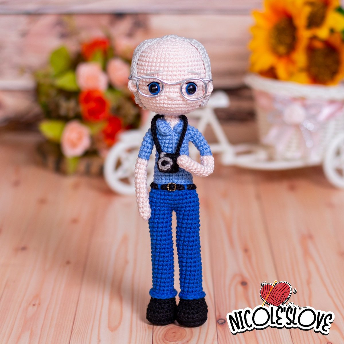 NicolesLove_'s tweet photo. Amigurumi personalizado 📸
❤ Todos nuestros amigurumis son trabajados delicadamente a mano
🧶 hilo 100% algodón
📏 18 cm
👀 ojitos de seguridad
🕶 lentes y cámara removibles
Pide el tuyo 📩
#amigurumi #regalopersonalizado #limaperu #compraperuano #hechoamano #hechoenperu https://t.co/6Y61WpEgsM